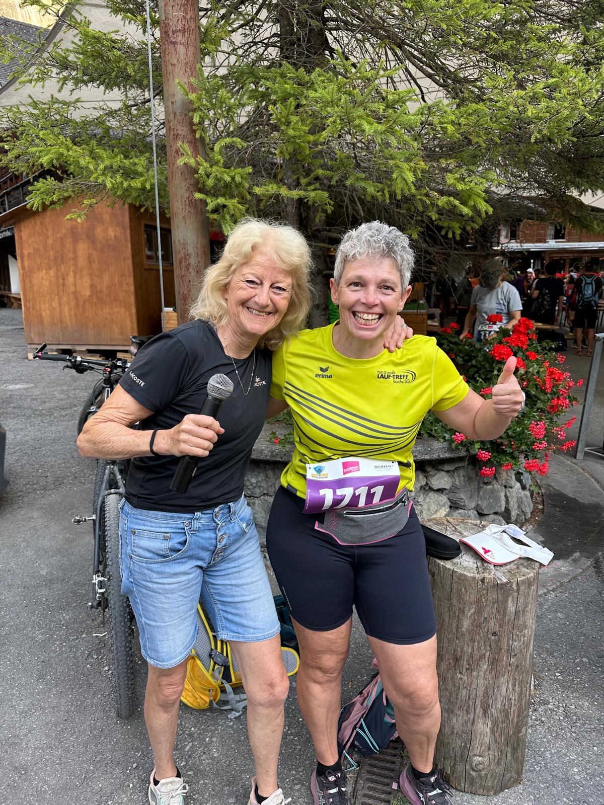 Die Speakerin Ruth Raaflaub mit Cornelia: Gruss an Hilde!